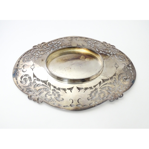 466 - A silver dish with pierced openwork decoration, hallmarked Sheffield 1960, maker Viner’s Ltd. Approx... 