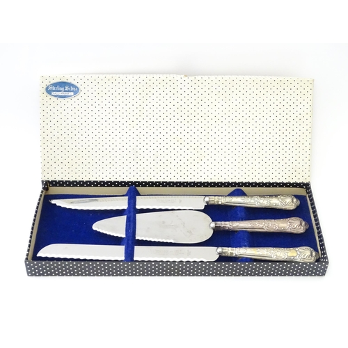 493 - A three piece silver handled Kings pattern serving set comprising two cake / bread knives and a pie ... 