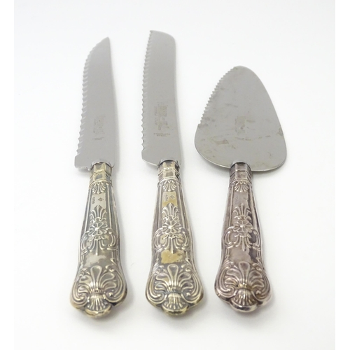 493 - A three piece silver handled Kings pattern serving set comprising two cake / bread knives and a pie ... 