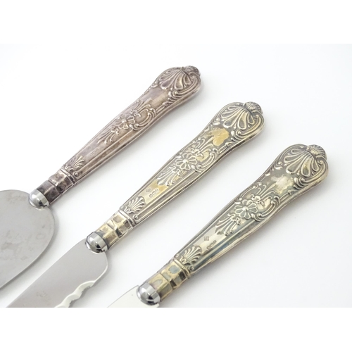 493 - A three piece silver handled Kings pattern serving set comprising two cake / bread knives and a pie ... 