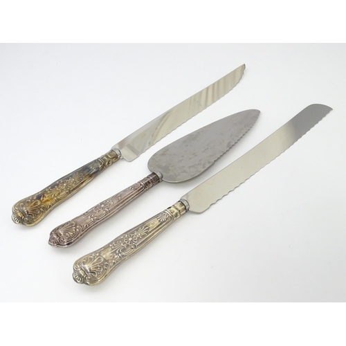 493 - A three piece silver handled Kings pattern serving set comprising two cake / bread knives and a pie ... 