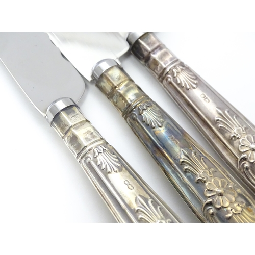 493 - A three piece silver handled Kings pattern serving set comprising two cake / bread knives and a pie ... 