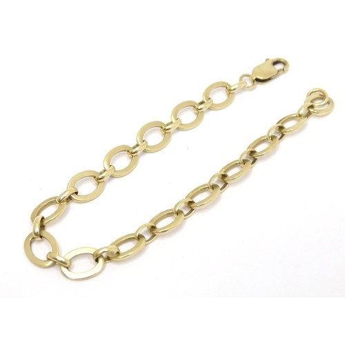 608 - A 9ct gold bracelet. Approx. 7 1/2