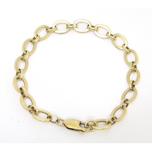 608 - A 9ct gold bracelet. Approx. 7 1/2