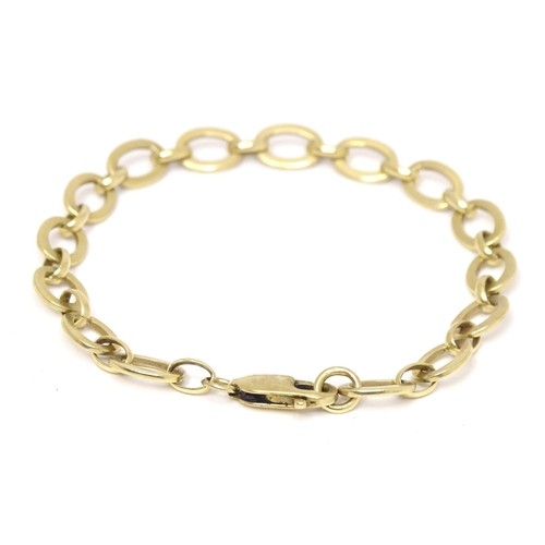 608 - A 9ct gold bracelet. Approx. 7 1/2