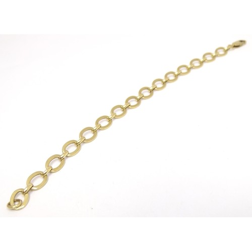 608 - A 9ct gold bracelet. Approx. 7 1/2