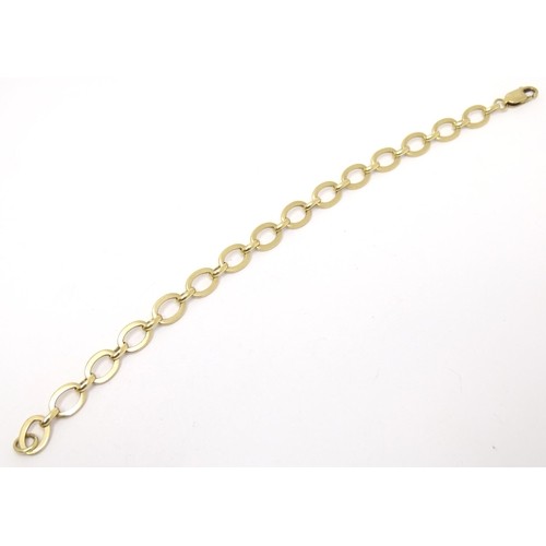 608 - A 9ct gold bracelet. Approx. 7 1/2