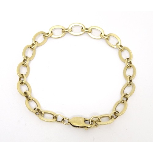 608 - A 9ct gold bracelet. Approx. 7 1/2