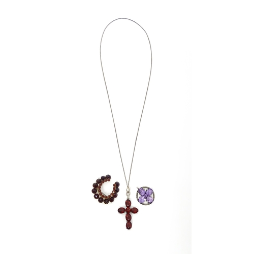 668 - Assorted jewellery to include a white metal pendant set with amethyst and marcasite detail, a brooch... 