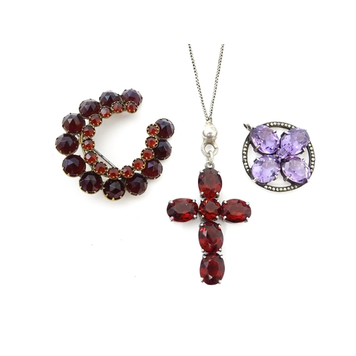 668 - Assorted jewellery to include a white metal pendant set with amethyst and marcasite detail, a brooch... 