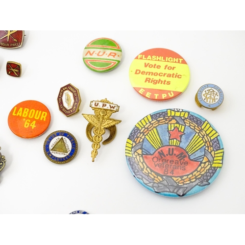 790 - Trade Union Interest: a quantity of assorted badges, pins, etc. to include a silver National Union o... 