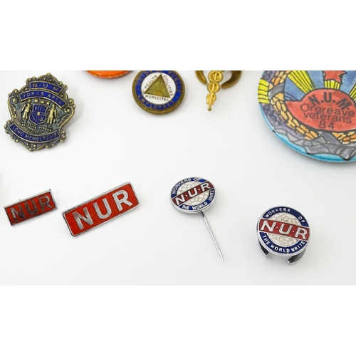 790 - Trade Union Interest: a quantity of assorted badges, pins, etc. to include a silver National Union o... 