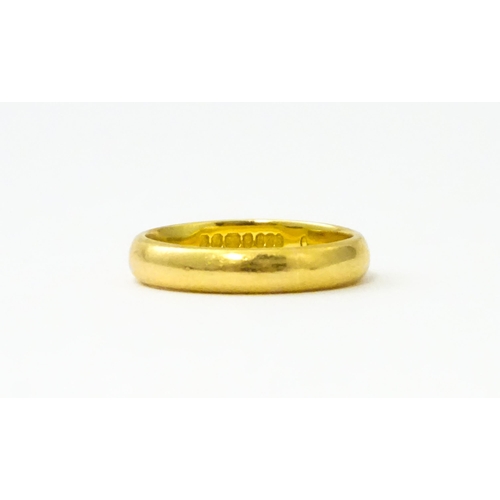 538 - A 22ct gold wedding band Ring size approx. I 1/2 (approx. 4g)