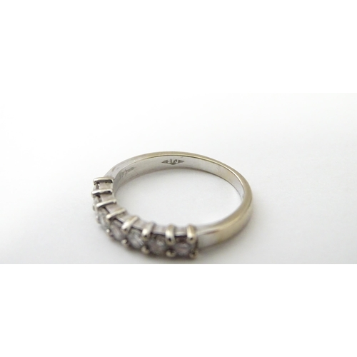 550 - An 18ct white gold half eternity ring set with 7 diamonds. Ring size approx. G