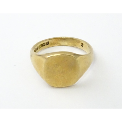 552 - A 9ct gold gentleman's signet ring hallmarked Birmingham 1970, maker J. H. W. Ring size approx. T 1/... 