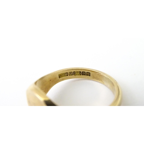 552 - A 9ct gold gentleman's signet ring hallmarked Birmingham 1970, maker J. H. W. Ring size approx. T 1/... 