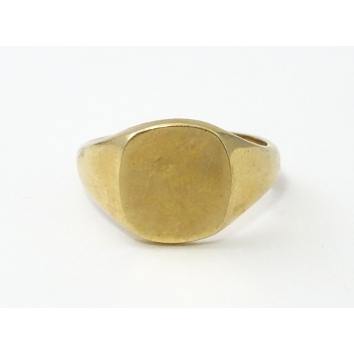 552 - A 9ct gold gentleman's signet ring hallmarked Birmingham 1970, maker J. H. W. Ring size approx. T 1/... 