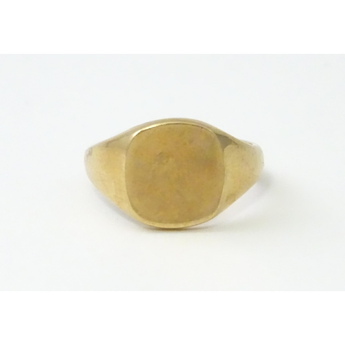 552 - A 9ct gold gentleman's signet ring hallmarked Birmingham 1970, maker J. H. W. Ring size approx. T 1/... 