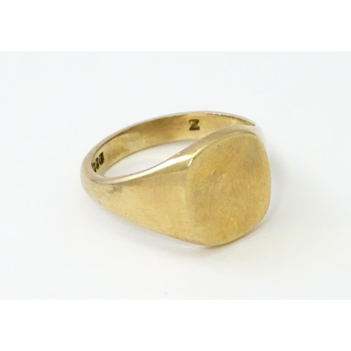 552 - A 9ct gold gentleman's signet ring hallmarked Birmingham 1970, maker J. H. W. Ring size approx. T 1/... 