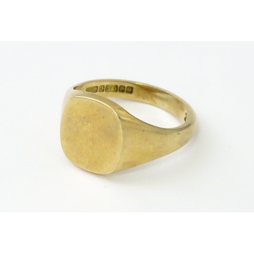 552 - A 9ct gold gentleman's signet ring hallmarked Birmingham 1970, maker J. H. W. Ring size approx. T 1/... 