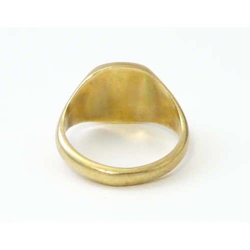 552 - A 9ct gold gentleman's signet ring hallmarked Birmingham 1970, maker J. H. W. Ring size approx. T 1/... 