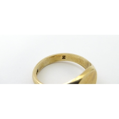 552 - A 9ct gold gentleman's signet ring hallmarked Birmingham 1970, maker J. H. W. Ring size approx. T 1/... 