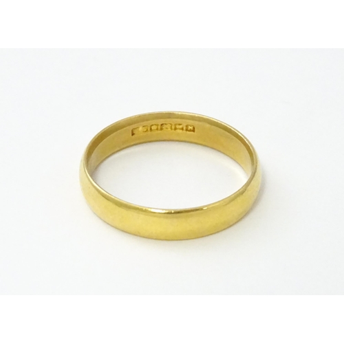 559 - A 22ct gold wedding band ring (Approx. 4.2g)