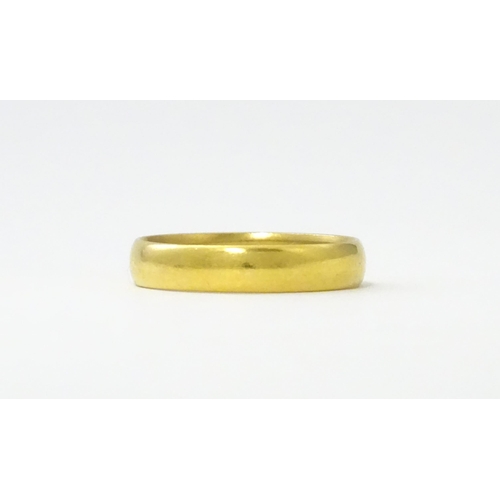 559 - A 22ct gold wedding band ring (Approx. 4.2g)