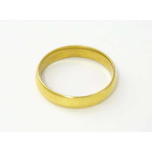 559 - A 22ct gold wedding band ring (Approx. 4.2g)