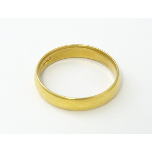 559 - A 22ct gold wedding band ring (Approx. 4.2g)