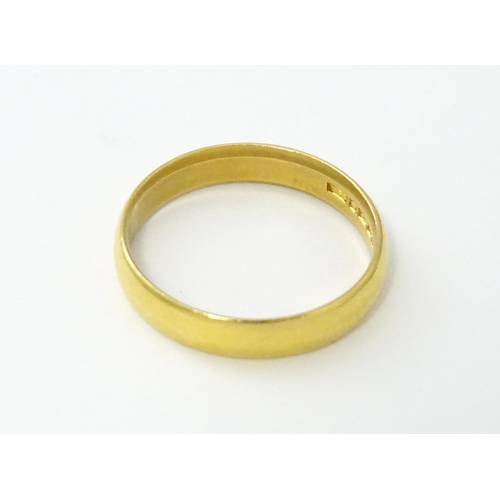 559 - A 22ct gold wedding band ring (Approx. 4.2g)