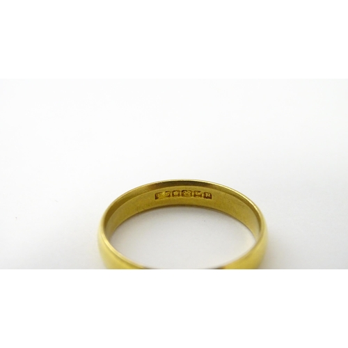 559 - A 22ct gold wedding band ring (Approx. 4.2g)