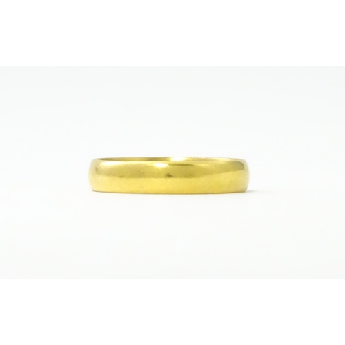 559 - A 22ct gold wedding band ring (Approx. 4.2g)