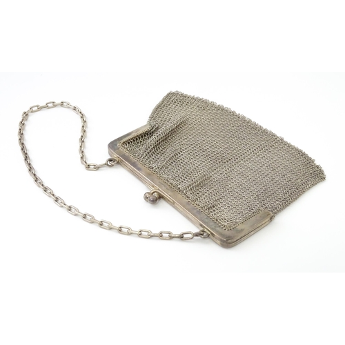 253 - A ladies silver purse with import marks for London 1904 importer Paul Ettlinger . Approx. 5