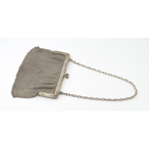 253 - A ladies silver purse with import marks for London 1904 importer Paul Ettlinger . Approx. 5