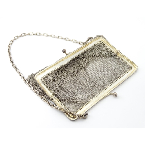 253 - A ladies silver purse with import marks for London 1904 importer Paul Ettlinger . Approx. 5