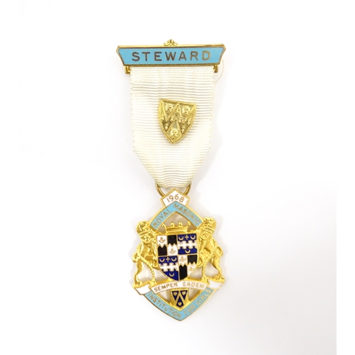 1262 - Freemasonry / Masonic Interest: A gilt metal and enamelled Masonic medal / badge titled Steward, Roy... 