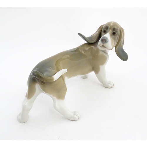 134 - A Lladro model of a Basset Hound dog, model no. 1066. Marked under. Approx. 7 3/4