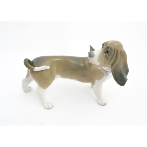 134 - A Lladro model of a Basset Hound dog, model no. 1066. Marked under. Approx. 7 3/4