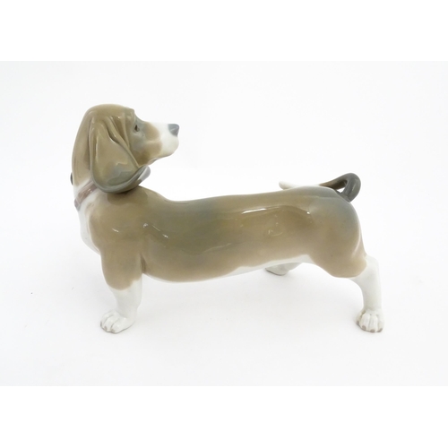 134 - A Lladro model of a Basset Hound dog, model no. 1066. Marked under. Approx. 7 3/4