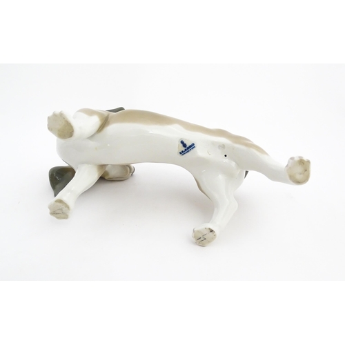 134 - A Lladro model of a Basset Hound dog, model no. 1066. Marked under. Approx. 7 3/4