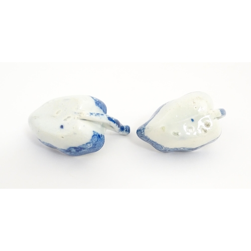 73 - Two 19thC blue and white pickle dishes. Approx. 2 3/4