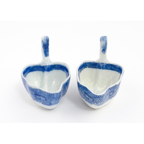 73 - Two 19thC blue and white pickle dishes. Approx. 2 3/4