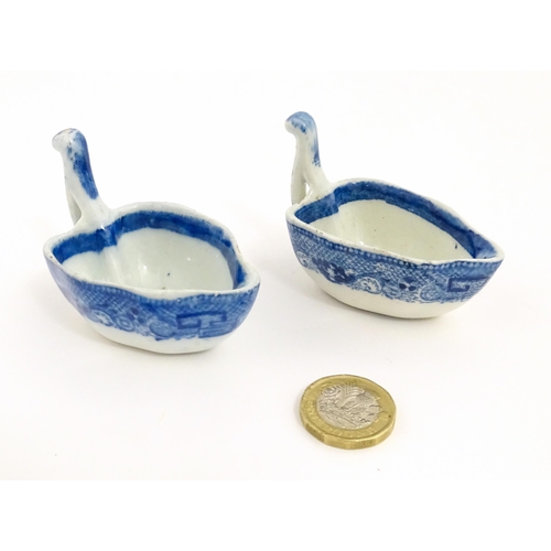 73 - Two 19thC blue and white pickle dishes. Approx. 2 3/4