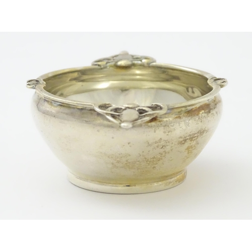 266 - A silver twin handled salt hallmarked London 1913, maker Josiah Williams & Co. Approx. 3 1/4