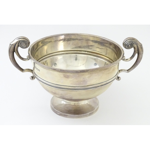 275 - A silver pedestal bowl with twin handles. Hallmarked Sheffield 1921 maker Walker & Hall. Approx 8 3/... 