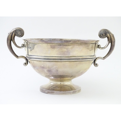 275 - A silver pedestal bowl with twin handles. Hallmarked Sheffield 1921 maker Walker & Hall. Approx 8 3/... 