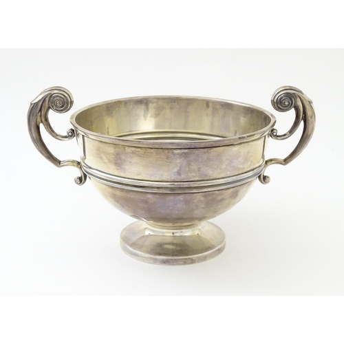 275 - A silver pedestal bowl with twin handles. Hallmarked Sheffield 1921 maker Walker & Hall. Approx 8 3/... 