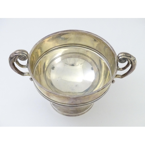 275 - A silver pedestal bowl with twin handles. Hallmarked Sheffield 1921 maker Walker & Hall. Approx 8 3/... 