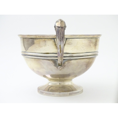 275 - A silver pedestal bowl with twin handles. Hallmarked Sheffield 1921 maker Walker & Hall. Approx 8 3/... 